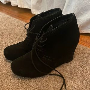 Black wedges
